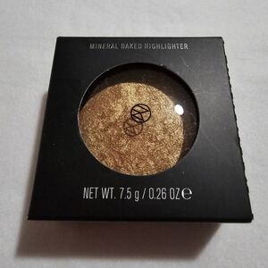 Mineral Baked Highlighter.